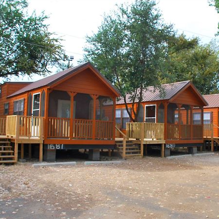 Rustic Creek Ranch Resort At North Jellystone Park Burleson Luaran gambar