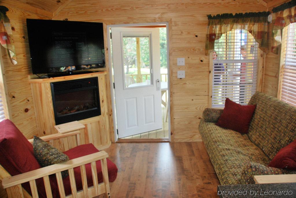 Rustic Creek Ranch Resort At North Jellystone Park Burleson Luaran gambar