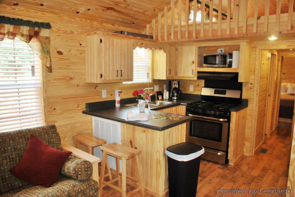 Rustic Creek Ranch Resort At North Jellystone Park Burleson Luaran gambar