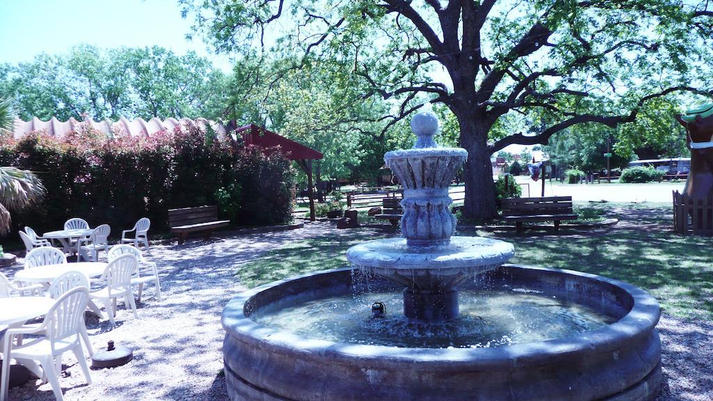Rustic Creek Ranch Resort At North Jellystone Park Burleson Luaran gambar