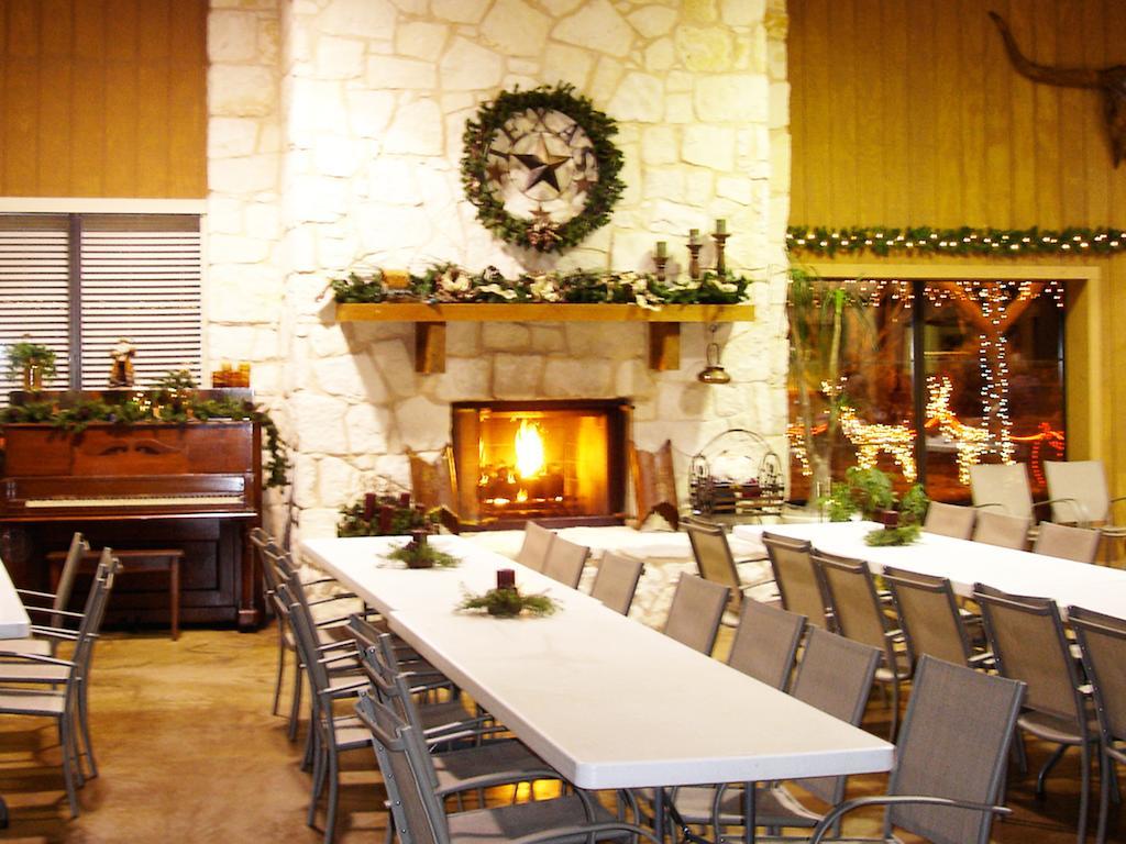 Rustic Creek Ranch Resort At North Jellystone Park Burleson Luaran gambar