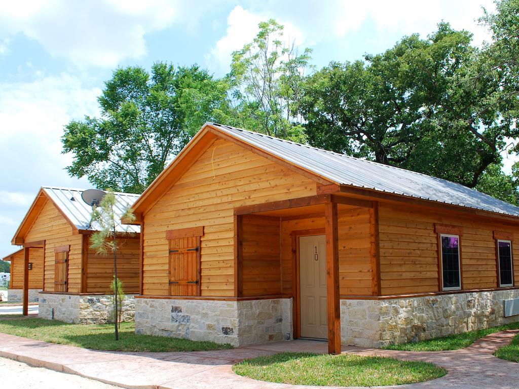 Rustic Creek Ranch Resort At North Jellystone Park Burleson Luaran gambar