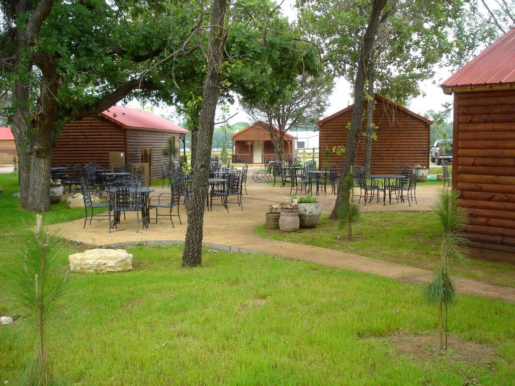 Rustic Creek Ranch Resort At North Jellystone Park Burleson Luaran gambar