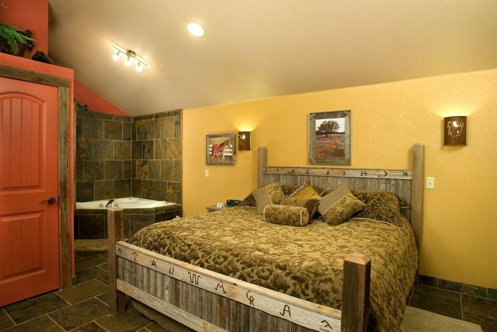 Rustic Creek Ranch Resort At North Jellystone Park Burleson Luaran gambar