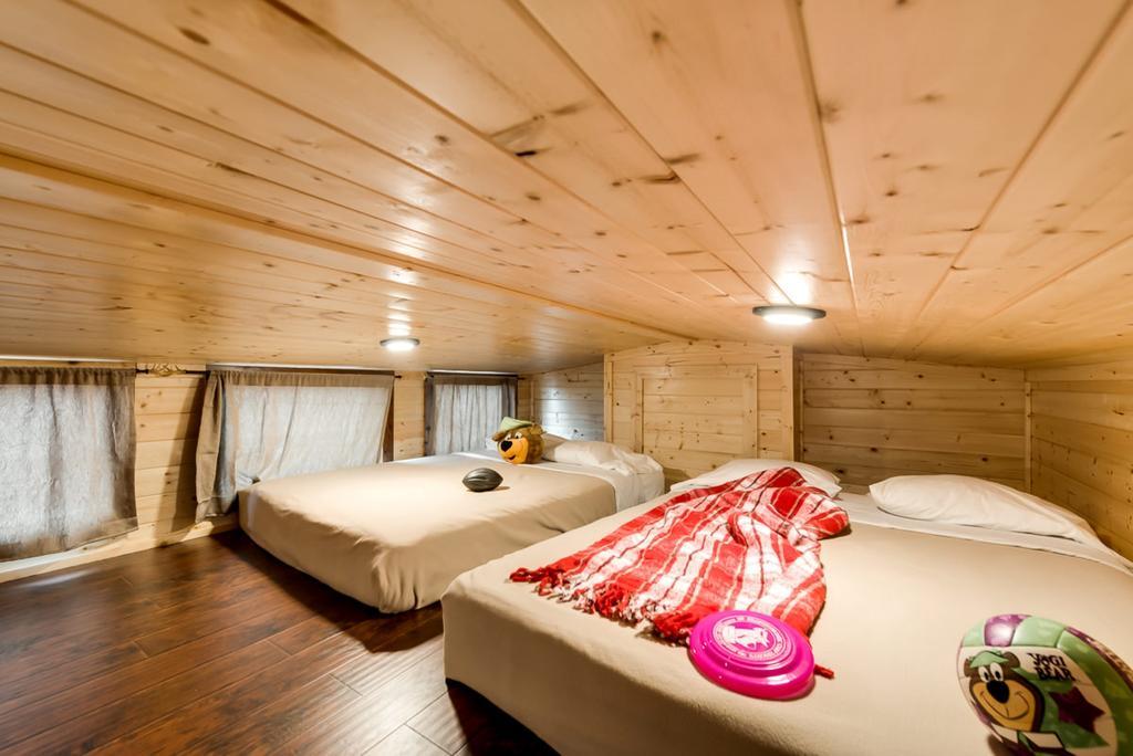 Rustic Creek Ranch Resort At North Jellystone Park Burleson Luaran gambar