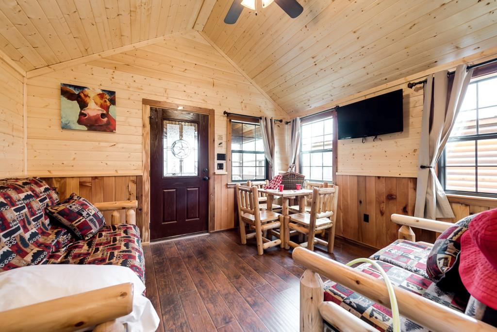Rustic Creek Ranch Resort At North Jellystone Park Burleson Luaran gambar