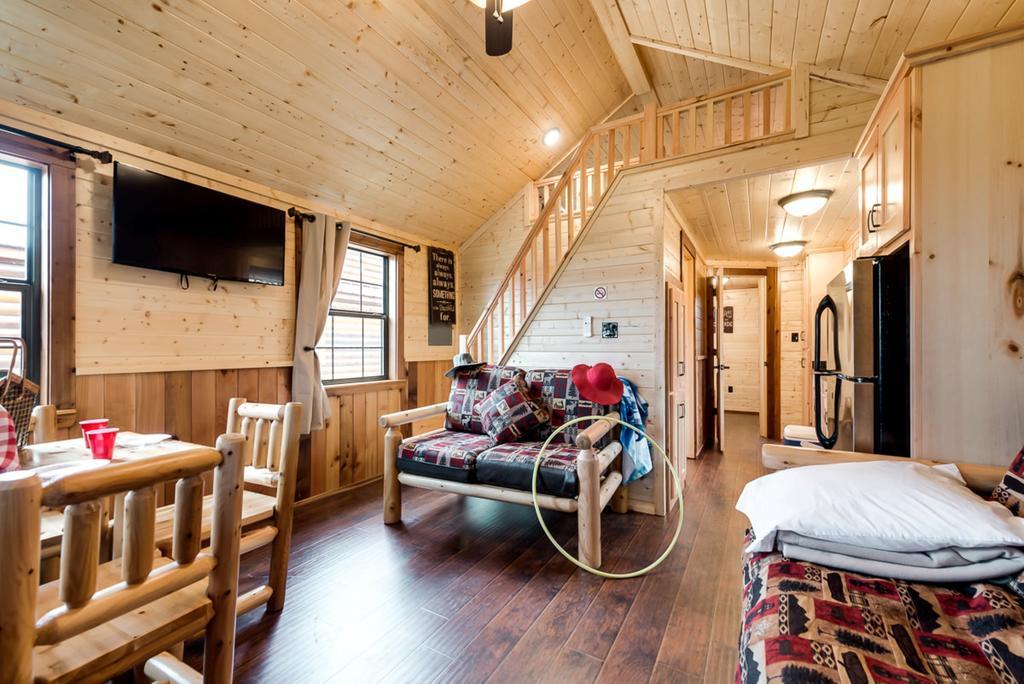 Rustic Creek Ranch Resort At North Jellystone Park Burleson Luaran gambar