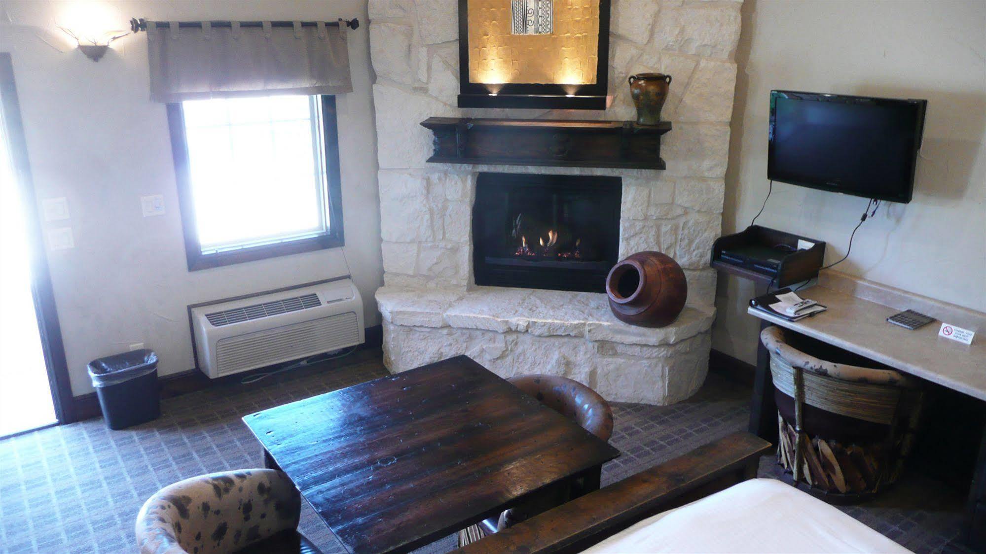 Rustic Creek Ranch Resort At North Jellystone Park Burleson Luaran gambar