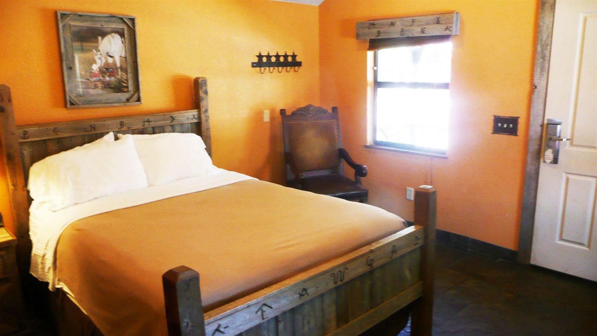 Rustic Creek Ranch Resort At North Jellystone Park Burleson Luaran gambar