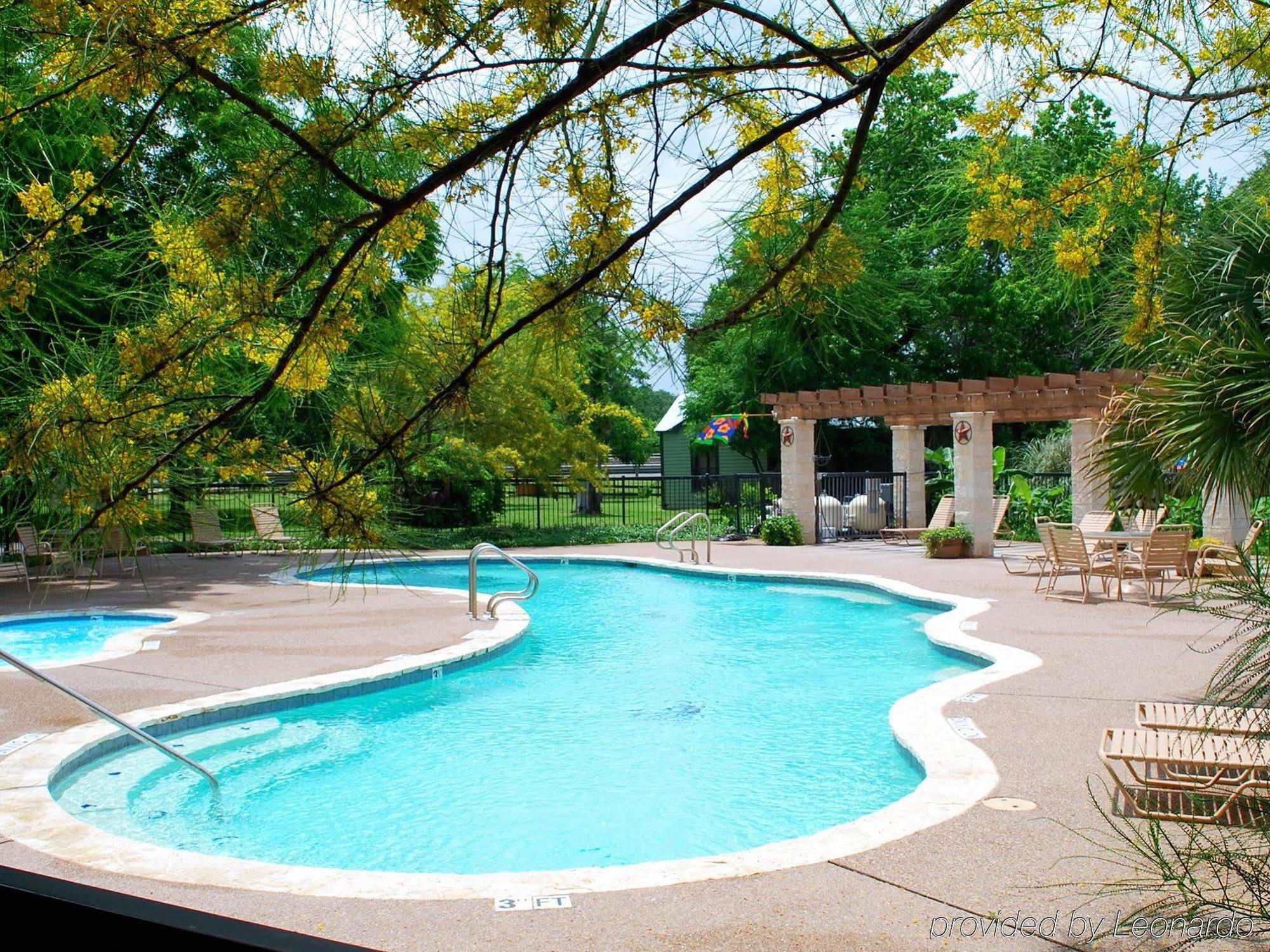 Rustic Creek Ranch Resort At North Jellystone Park Burleson Luaran gambar