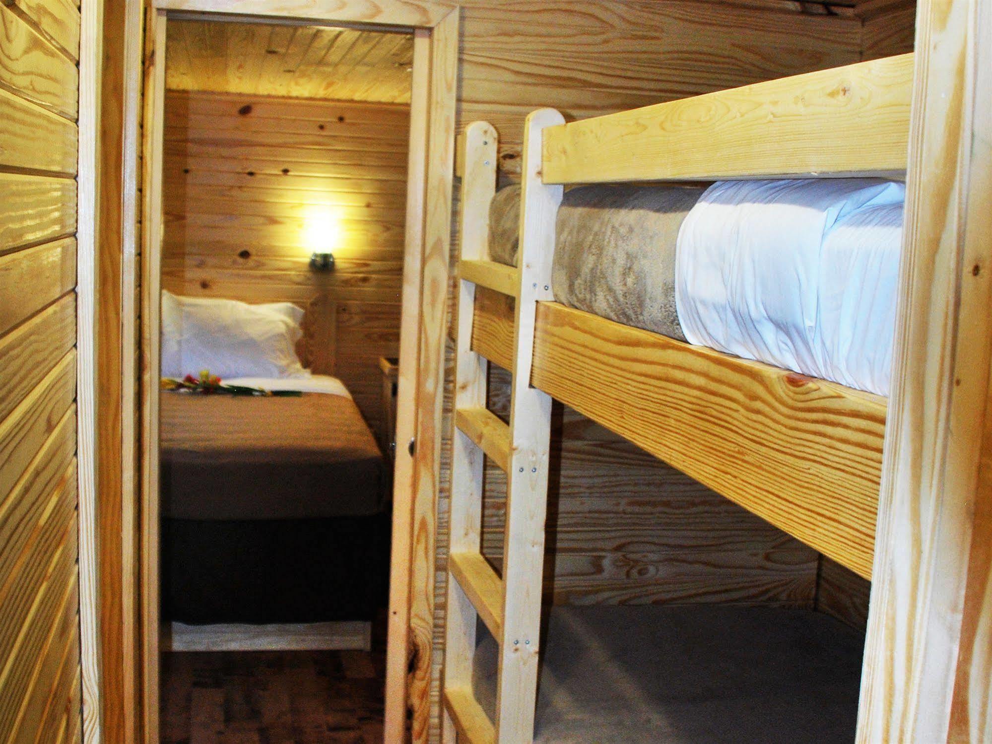 Rustic Creek Ranch Resort At North Jellystone Park Burleson Luaran gambar
