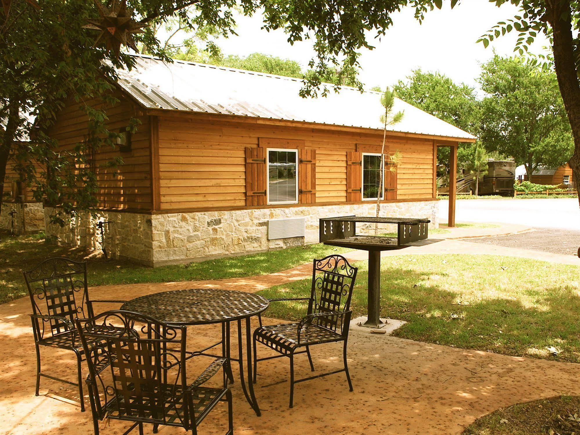Rustic Creek Ranch Resort At North Jellystone Park Burleson Luaran gambar