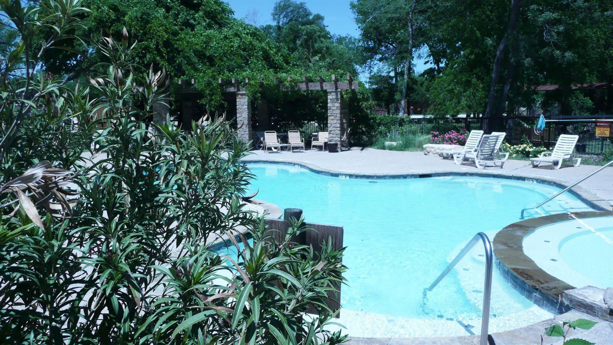 Rustic Creek Ranch Resort At North Jellystone Park Burleson Luaran gambar