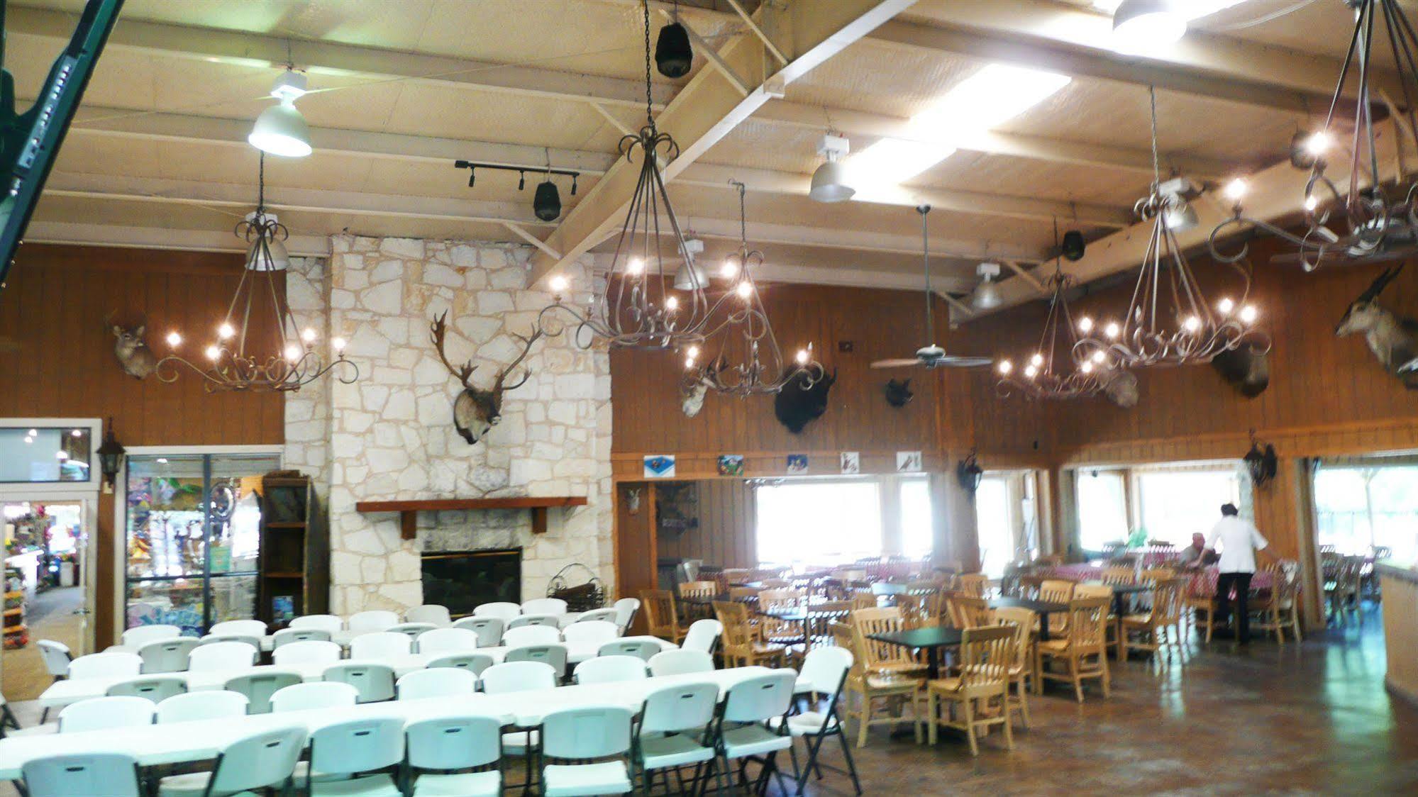 Rustic Creek Ranch Resort At North Jellystone Park Burleson Luaran gambar
