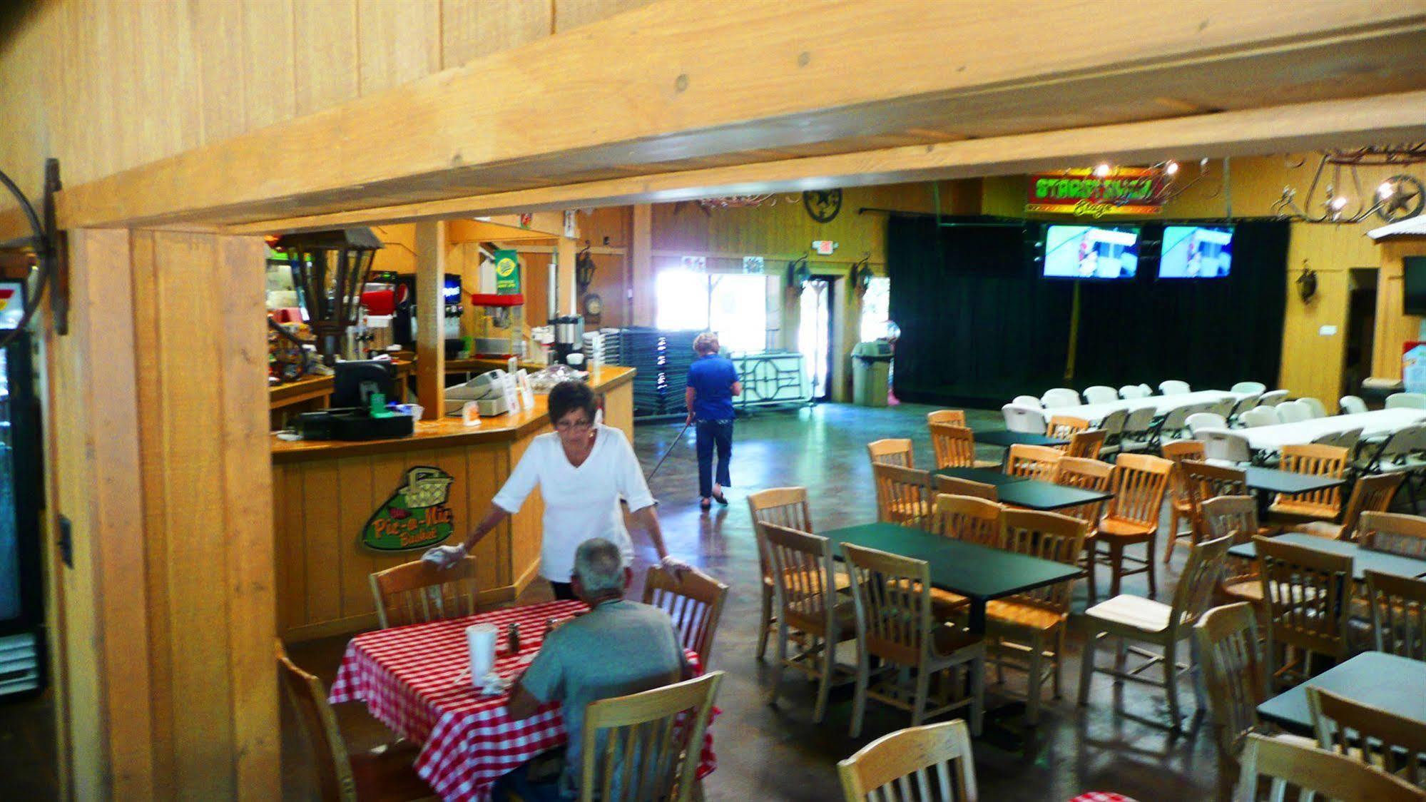 Rustic Creek Ranch Resort At North Jellystone Park Burleson Luaran gambar