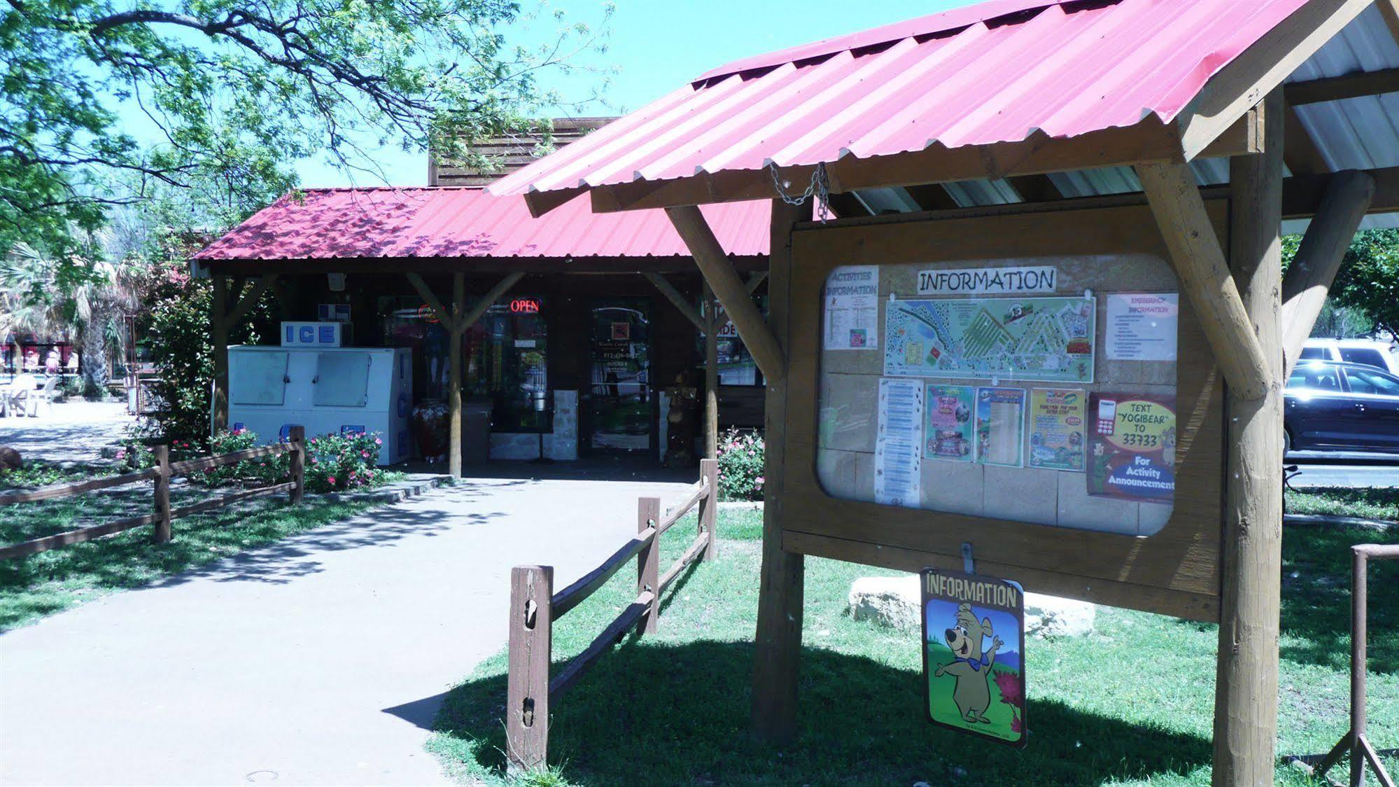 Rustic Creek Ranch Resort At North Jellystone Park Burleson Luaran gambar