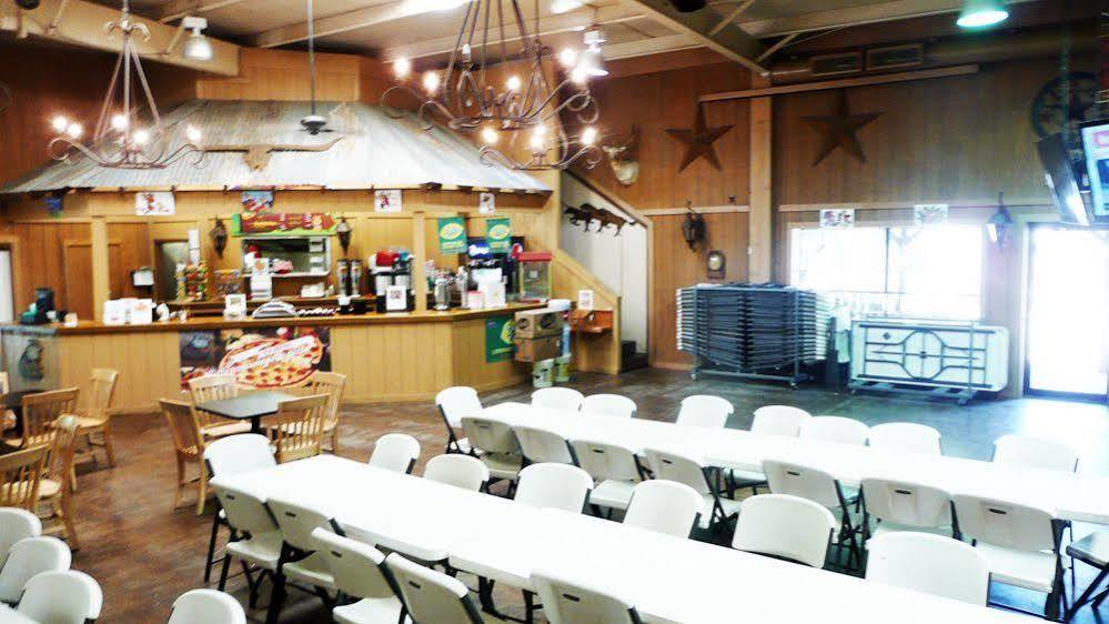 Rustic Creek Ranch Resort At North Jellystone Park Burleson Luaran gambar