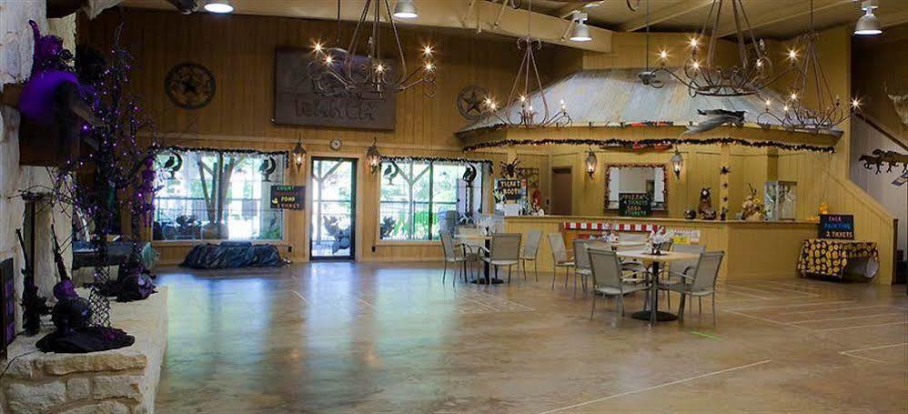 Rustic Creek Ranch Resort At North Jellystone Park Burleson Luaran gambar