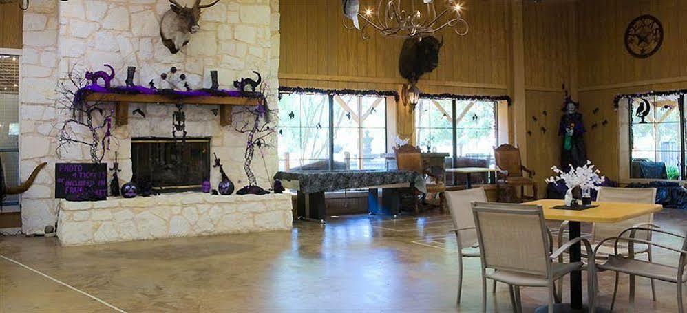 Rustic Creek Ranch Resort At North Jellystone Park Burleson Luaran gambar