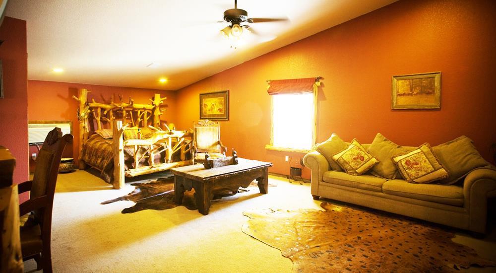 Rustic Creek Ranch Resort At North Jellystone Park Burleson Bilik gambar